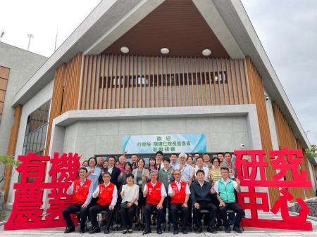 東服中心執行長洪宗楷與副執行長郭應義陪同院長出席有機農業中心.jpg