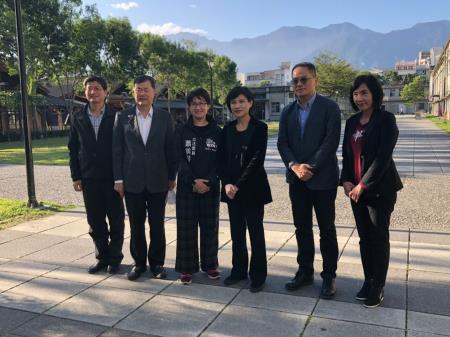 東服中心執行長許傳盛與文化部鄭麗君部長討論花蓮文創園區未來規劃案.jpg