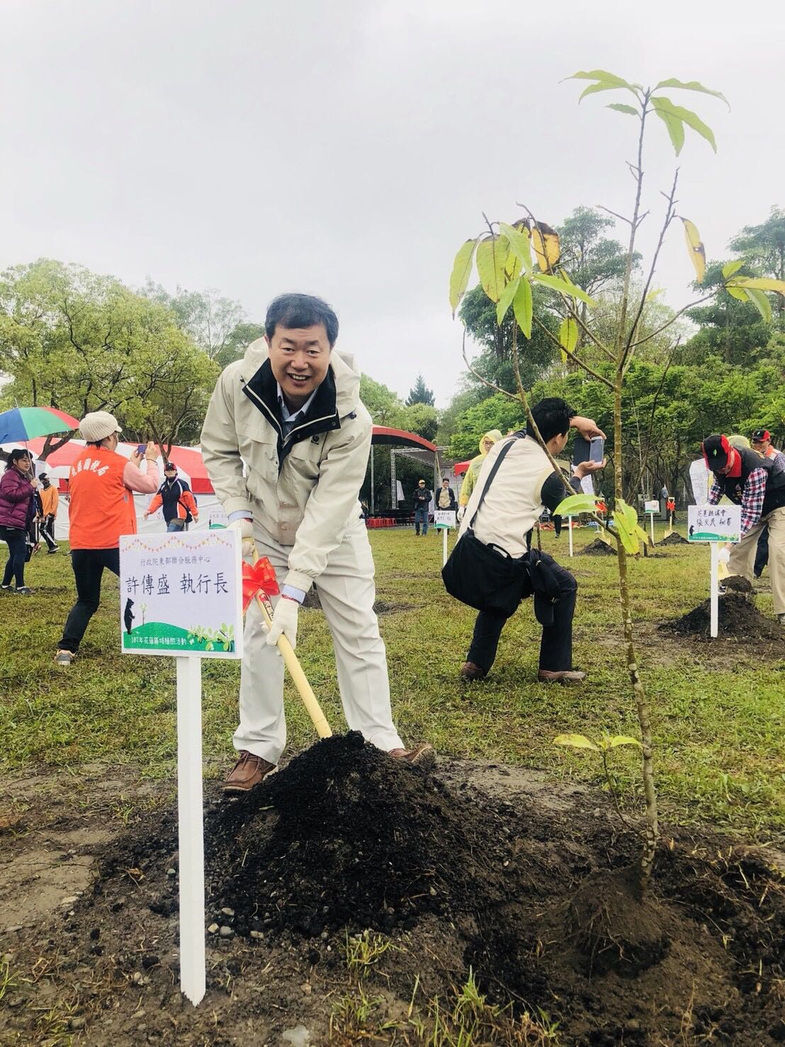 東服中心執行長許傳盛參與林務局花蓮林區管理處植樹活動.jpg