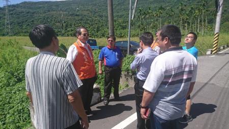 東服中心副執行長郭應義參與見晴村道路工程案會勘.jpg