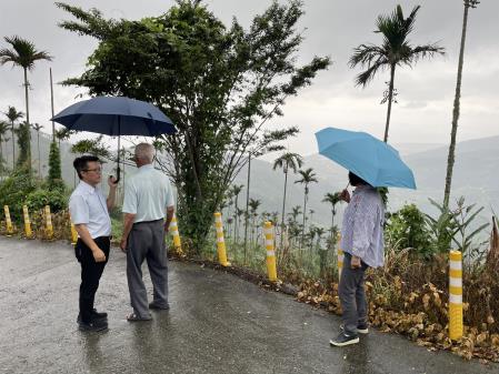 東服中心執行長洪宗楷太麻里水保會勘華源護欄.jpg