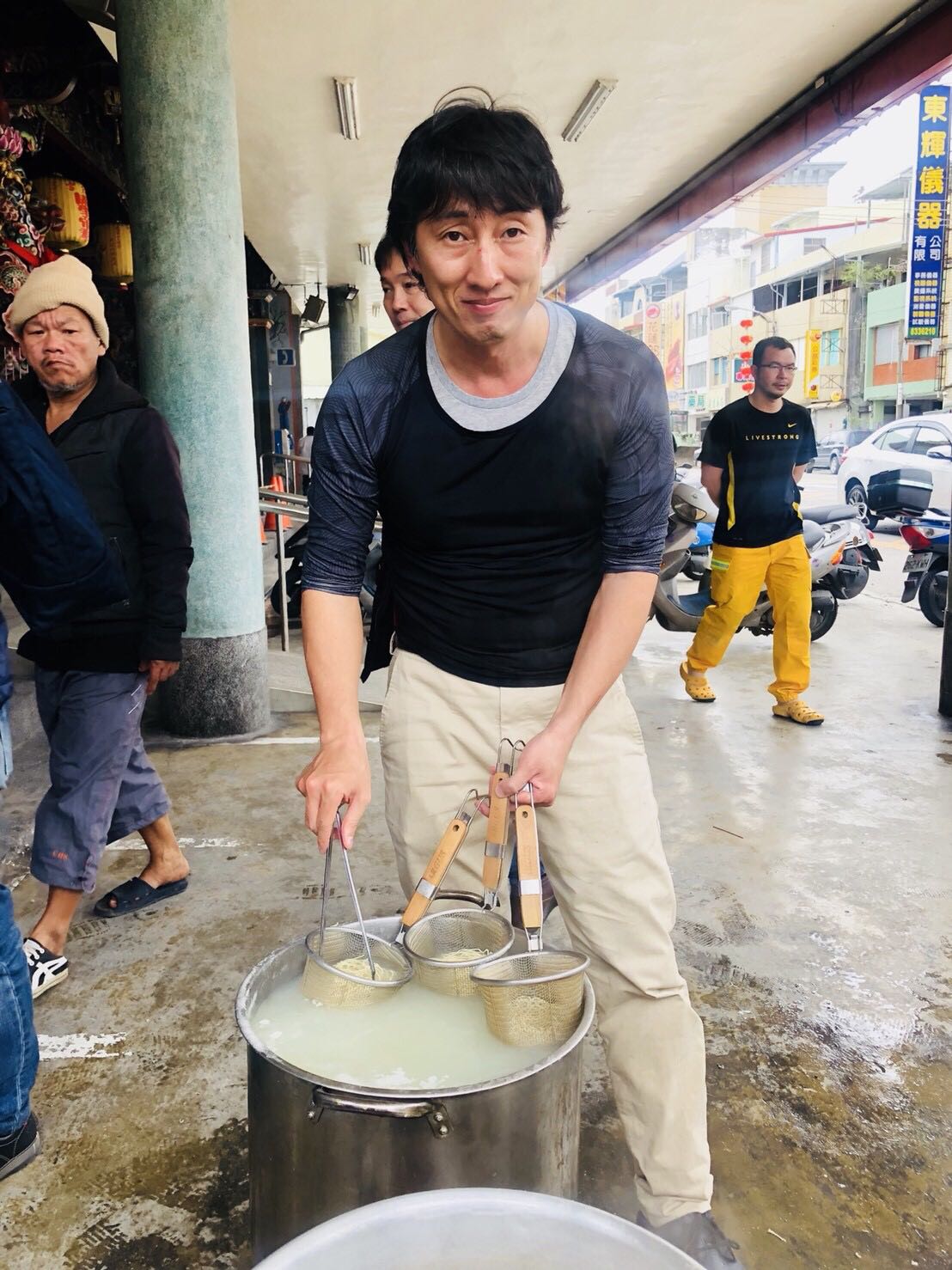 東服中心執行長許傳盛感謝台南mr拉麵野崎孝男提供愛心拉麵.jpg