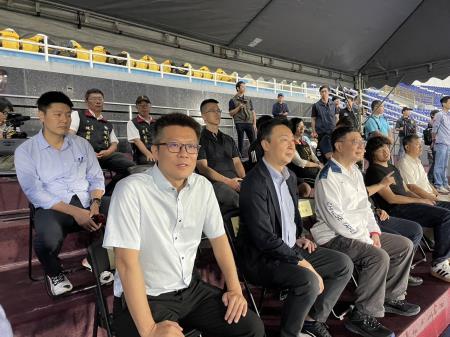 東服中心洪宗楷執行長與郭應義副執行長陪同卓榮泰院長觀賞「台灣木蘭足球聯賽_花蓮女足 VS 台中藍鯨」1.jpg