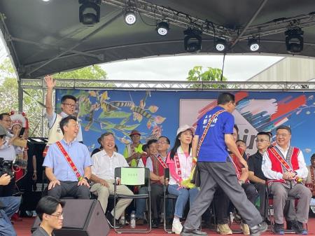 東服中心洪宗楷執行長與郭應義副執行長陪同卓榮泰院長出席出席「馬太鞍部落豐年祭」.jpg