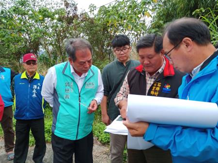 東服中心副執行長郭應義參加台九線石牌村陳情案現場會勘.jpg