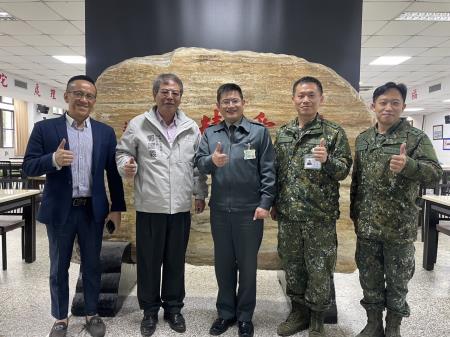 東服中心副執行長郭應義拜會花蓮後備指揮部指揮官伍中慶.jpg