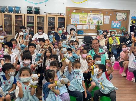 東服中心副執行長許文獻参加東成國小畢業典禮，並致贈全校小朋友手腕汽球1.jpg