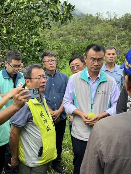 東服中心執行長洪宗楷陪同農業部陳吉仲部長視察海葵颱風臺東地區農作物受災情形.jpg