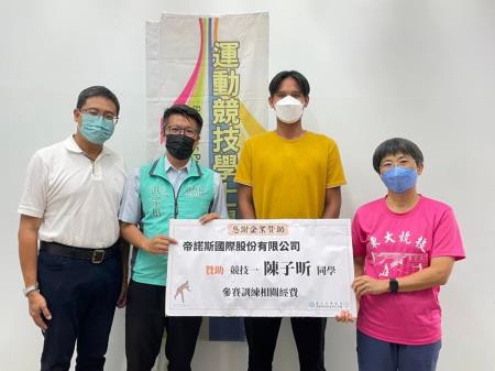 東辦執行長洪宗楷媒合企業贊助東大棒球新生陳子昕選手築夢.jpg