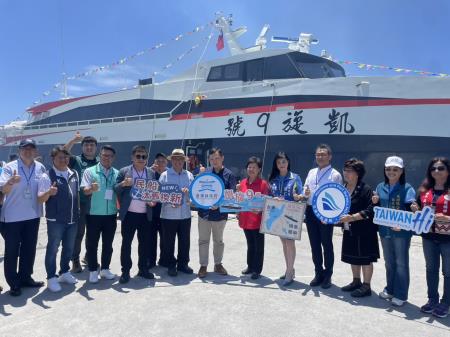 洪執行長出席凱旋9號首航 2.jpg