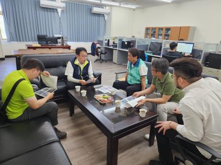 公路局台東工務段長周建勳來訪洪執行和許副.jpg