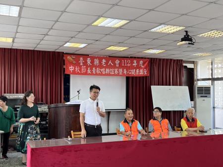 東服中心執行長洪宗楷出席臺東縣老人會中秋節歌唱聯誼活動1.jpg
